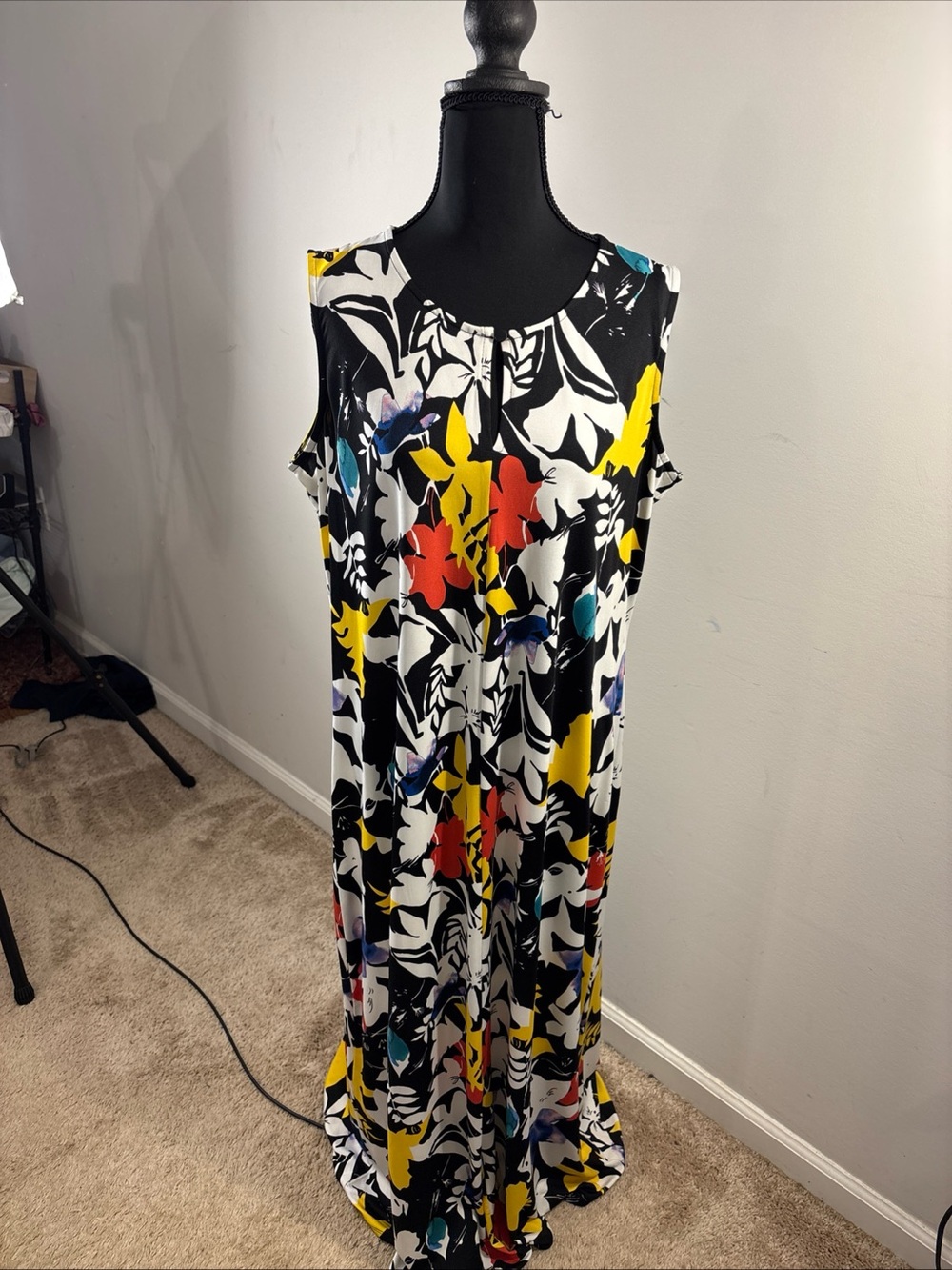Anthony Original Sleeveless Floral Maxi Dress in Black & Multicolor. XL. 602
